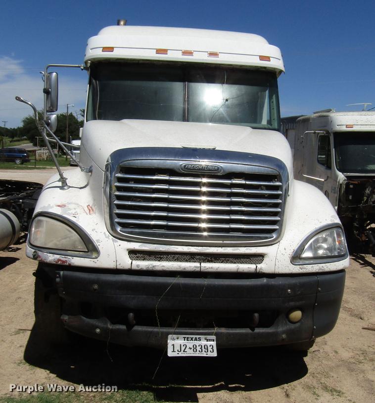 image for item DF8072 2004 Freightliner Columbia semi truck