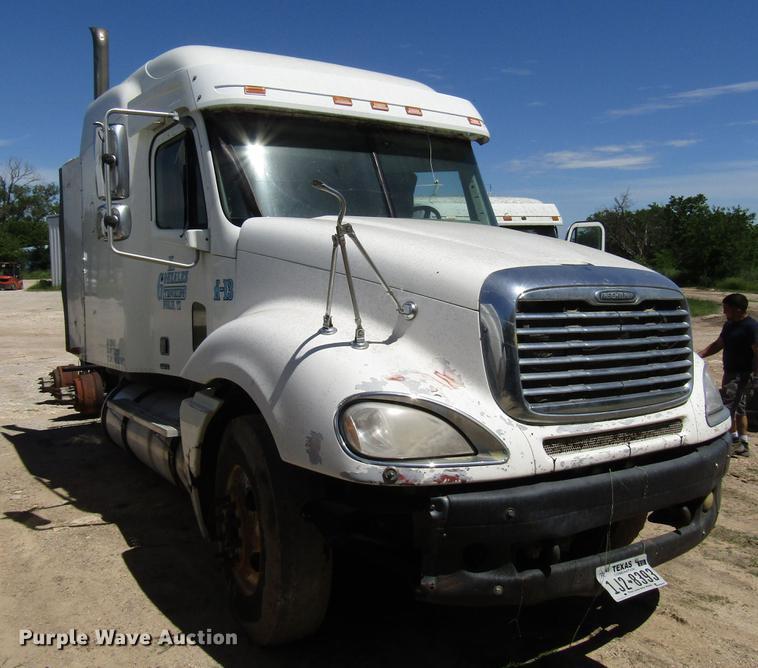 image for item DF8072 2004 Freightliner Columbia semi truck