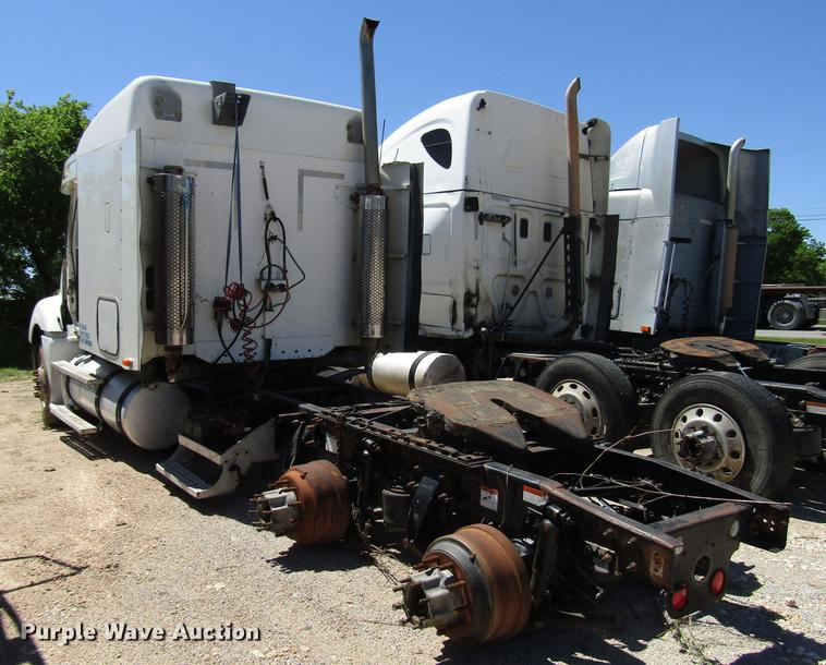 image for item DF8072 2004 Freightliner Columbia semi truck