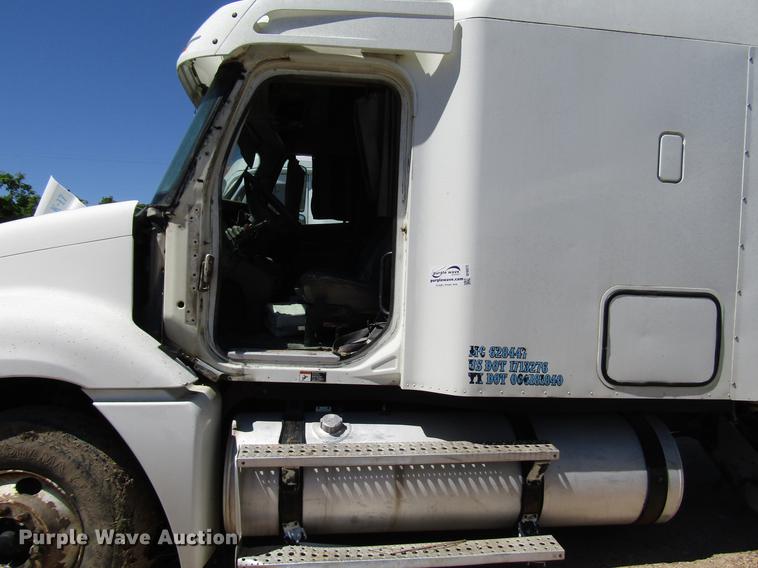 image for item DF8072 2004 Freightliner Columbia semi truck