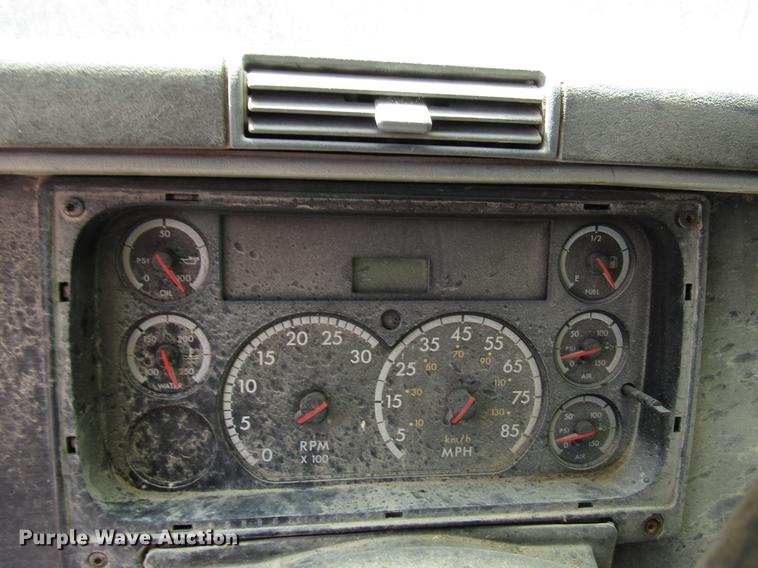 image for item DF8072 2004 Freightliner Columbia semi truck