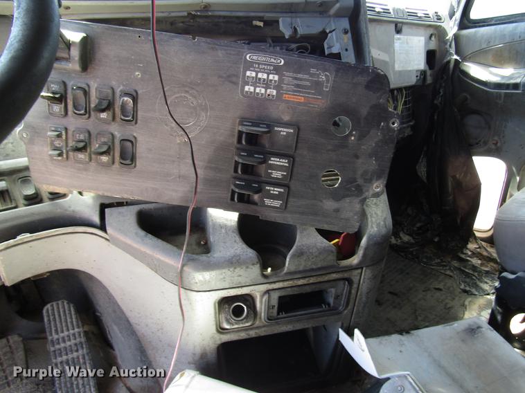 image for item DF8072 2004 Freightliner Columbia semi truck