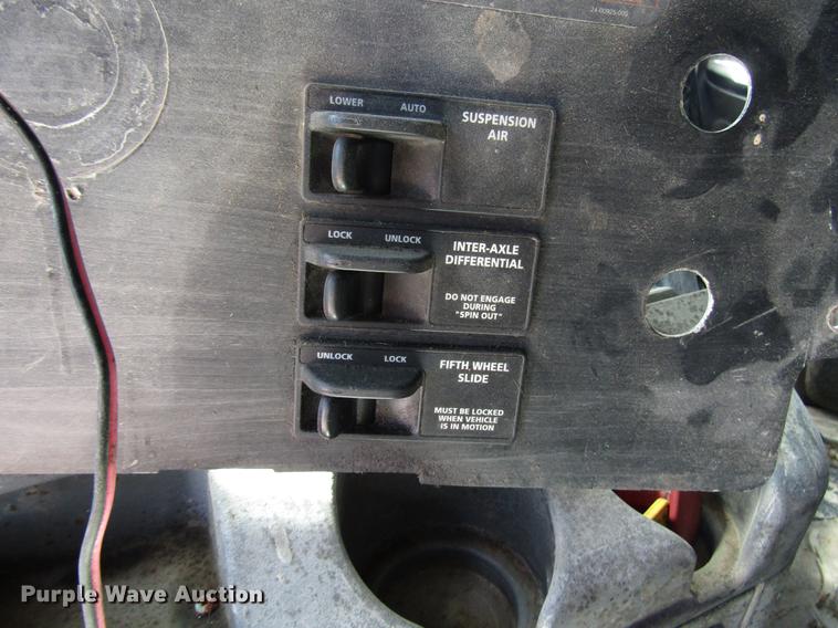 image for item DF8072 2004 Freightliner Columbia semi truck