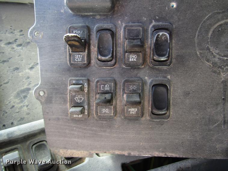 image for item DF8072 2004 Freightliner Columbia semi truck