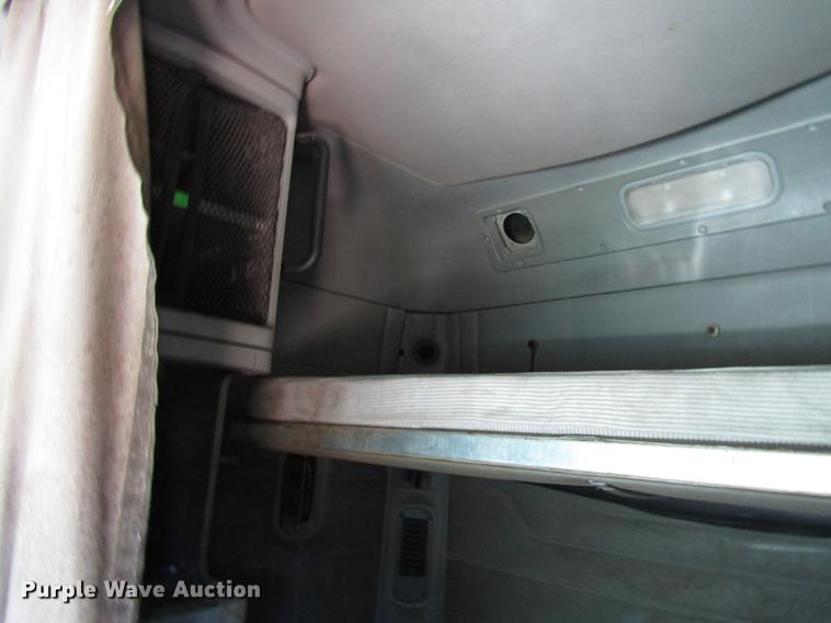 image for item DF8072 2004 Freightliner Columbia semi truck