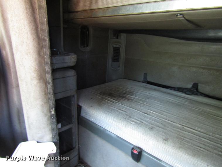 image for item DF8072 2004 Freightliner Columbia semi truck