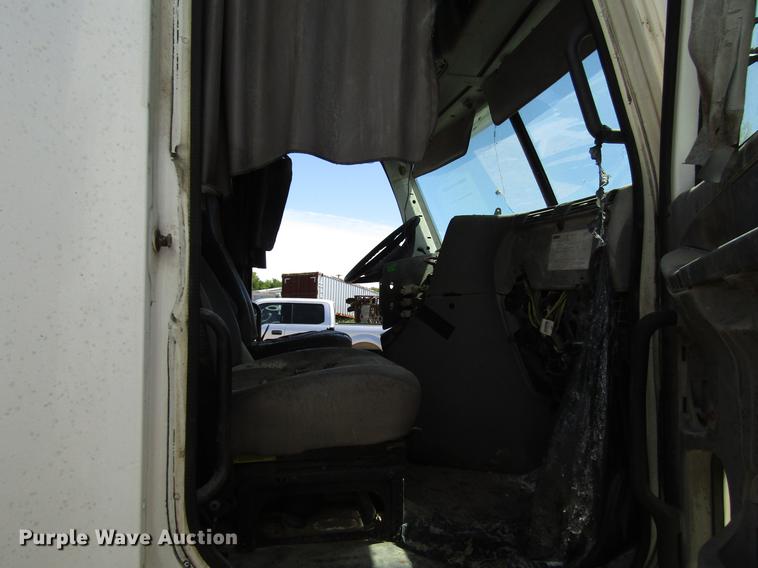 image for item DF8072 2004 Freightliner Columbia semi truck