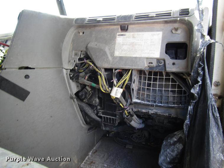 image for item DF8072 2004 Freightliner Columbia semi truck