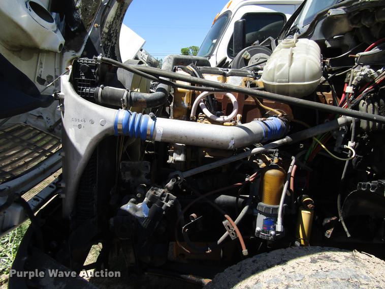 image for item DF8072 2004 Freightliner Columbia semi truck