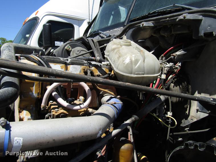 image for item DF8072 2004 Freightliner Columbia semi truck