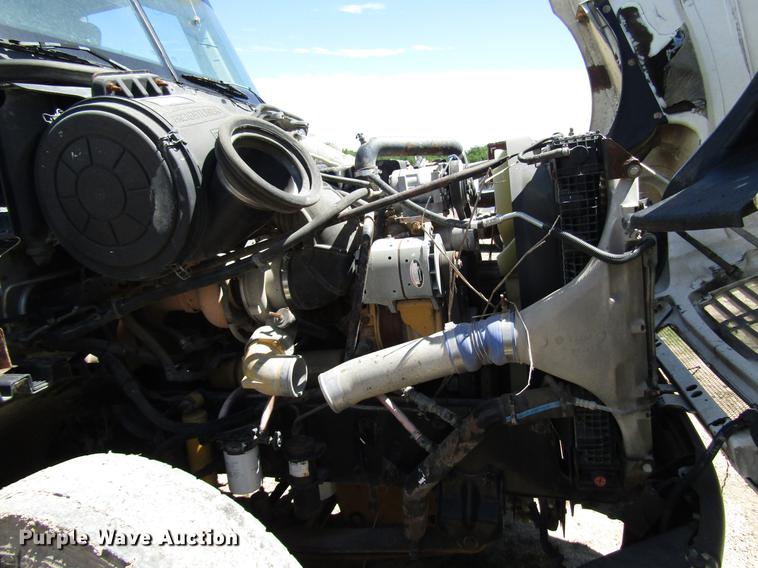 image for item DF8072 2004 Freightliner Columbia semi truck