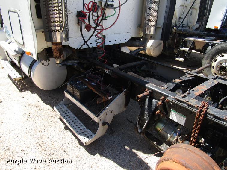 image for item DF8072 2004 Freightliner Columbia semi truck