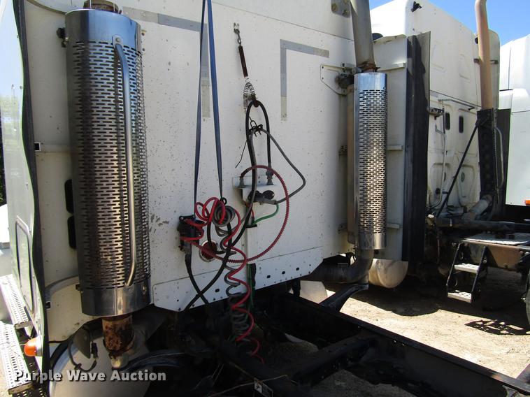 image for item DF8072 2004 Freightliner Columbia semi truck