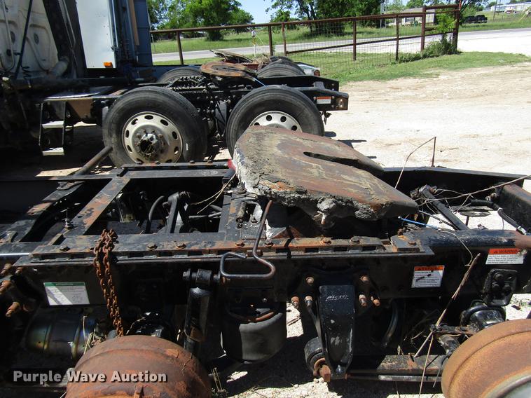 image for item DF8072 2004 Freightliner Columbia semi truck