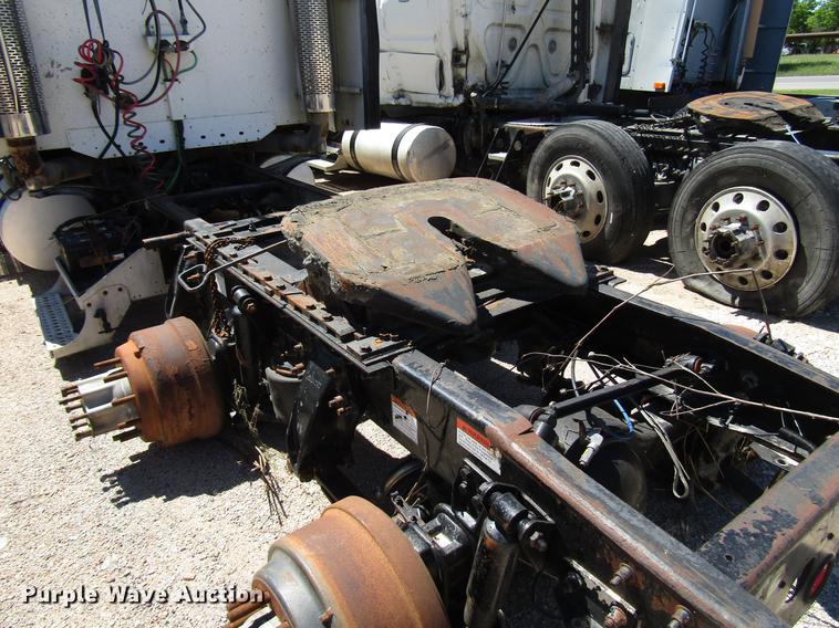 image for item DF8072 2004 Freightliner Columbia semi truck