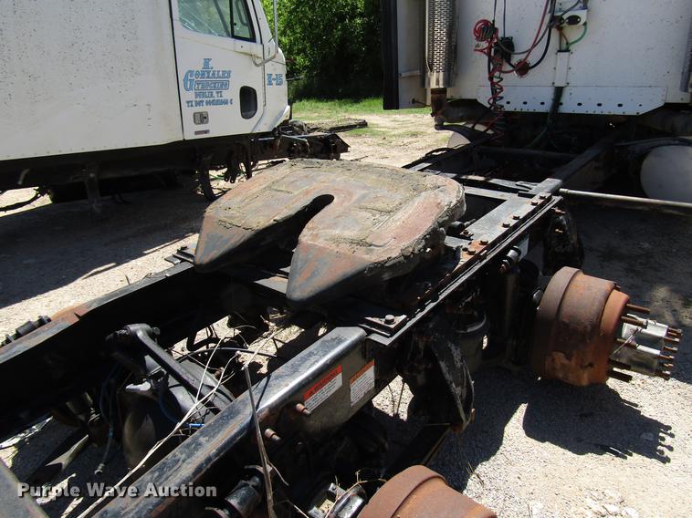 image for item DF8072 2004 Freightliner Columbia semi truck