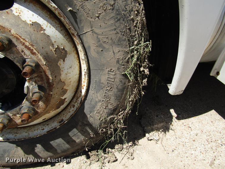 image for item DF8072 2004 Freightliner Columbia semi truck