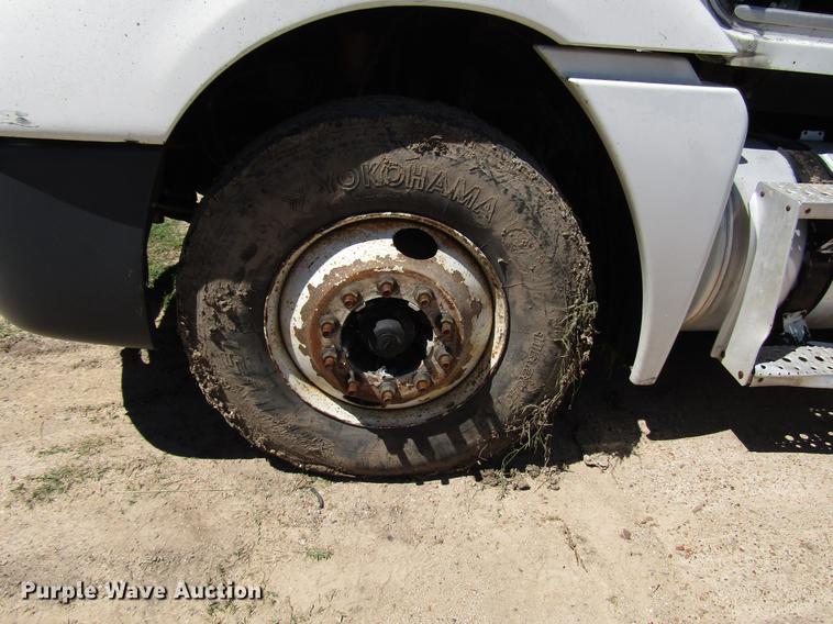 image for item DF8072 2004 Freightliner Columbia semi truck