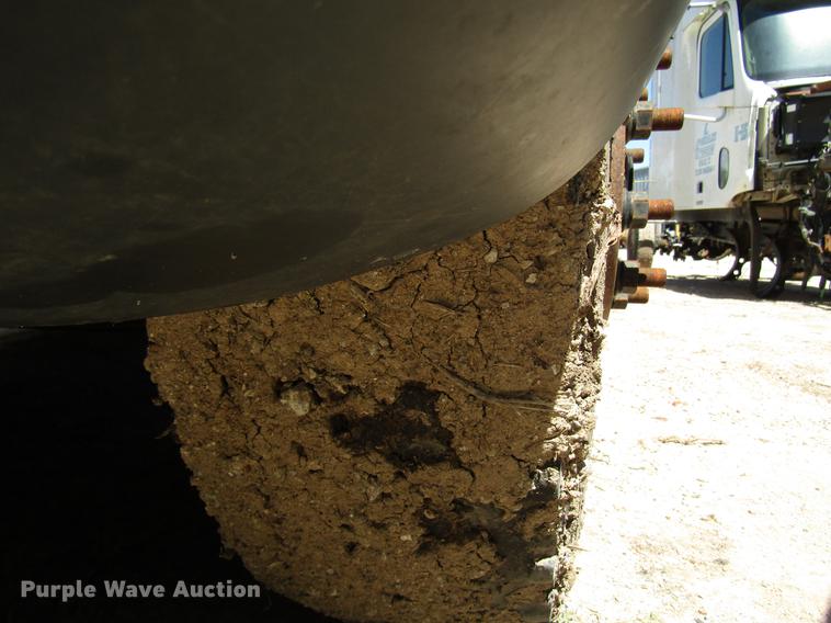 image for item DF8072 2004 Freightliner Columbia semi truck