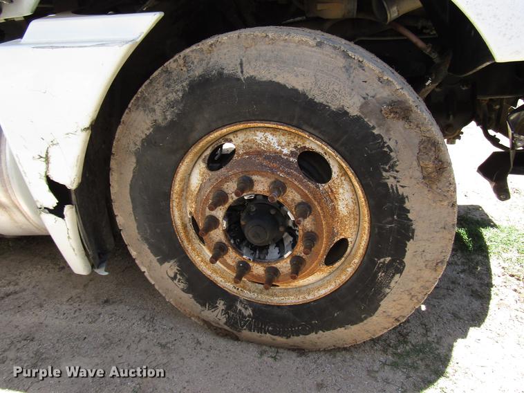 image for item DF8072 2004 Freightliner Columbia semi truck