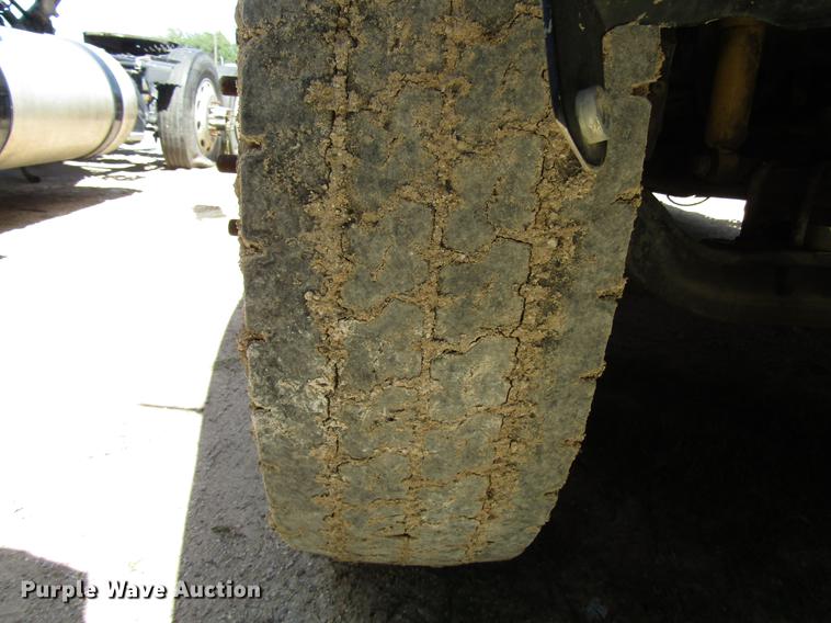 image for item DF8072 2004 Freightliner Columbia semi truck