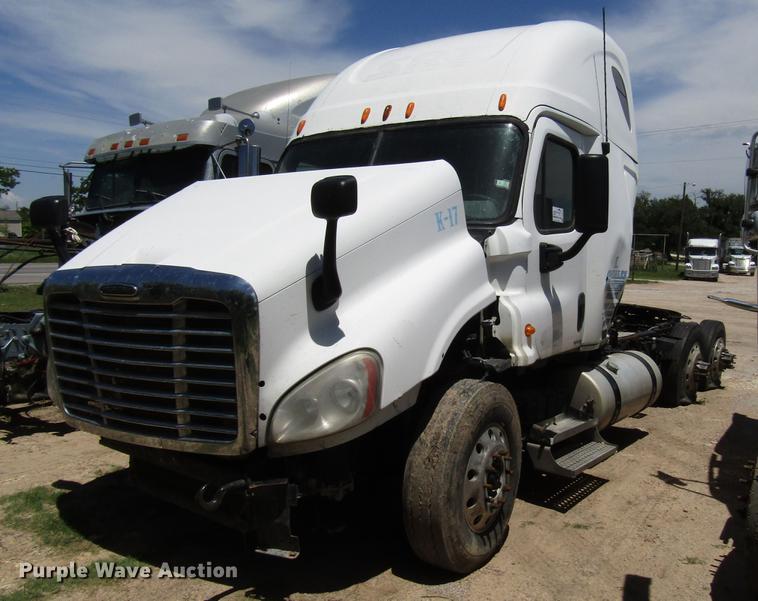 image for item DF8073 2011 Freightliner Cascadia semi truck