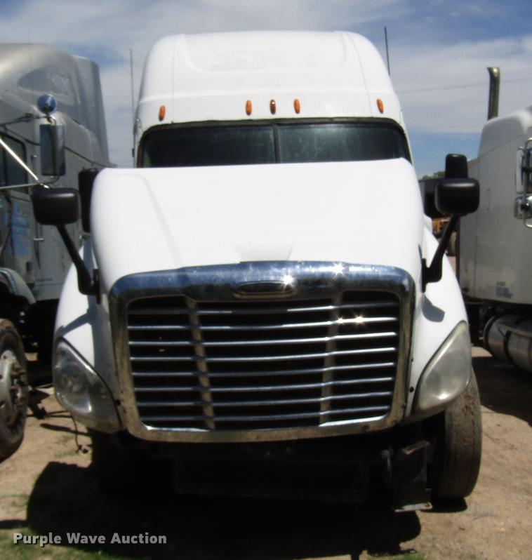 image for item DF8073 2011 Freightliner Cascadia semi truck