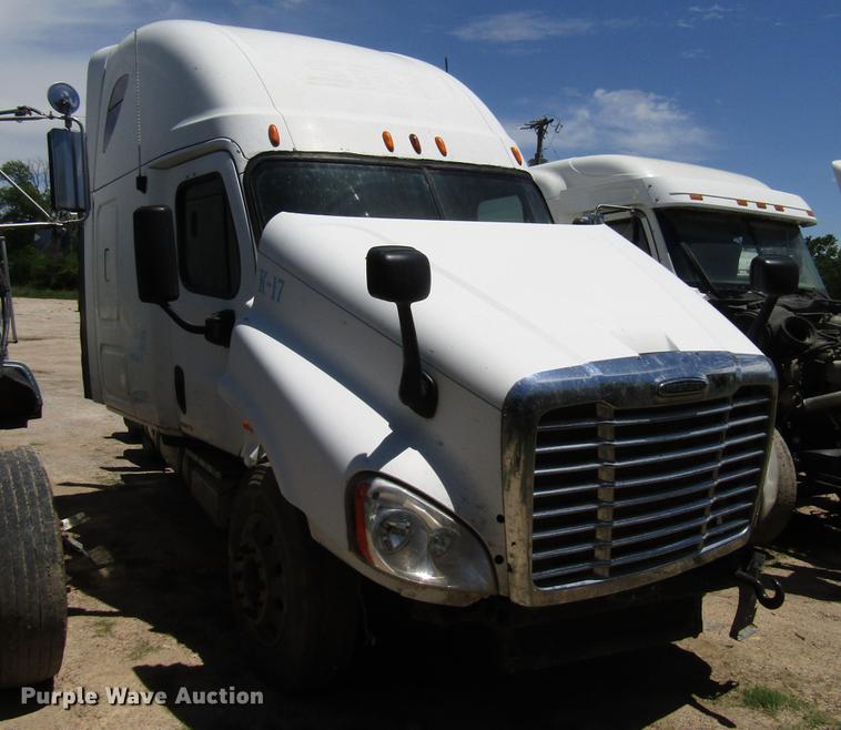 image for item DF8073 2011 Freightliner Cascadia semi truck