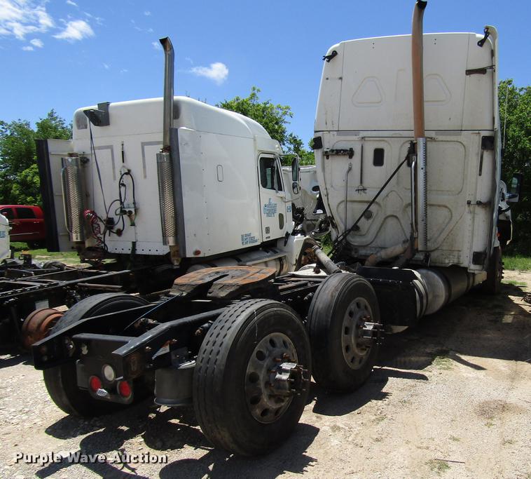 image for item DF8073 2011 Freightliner Cascadia semi truck