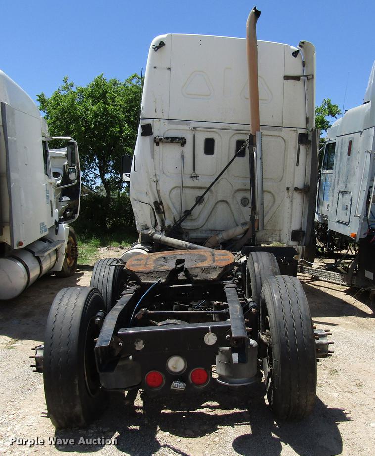 image for item DF8073 2011 Freightliner Cascadia semi truck