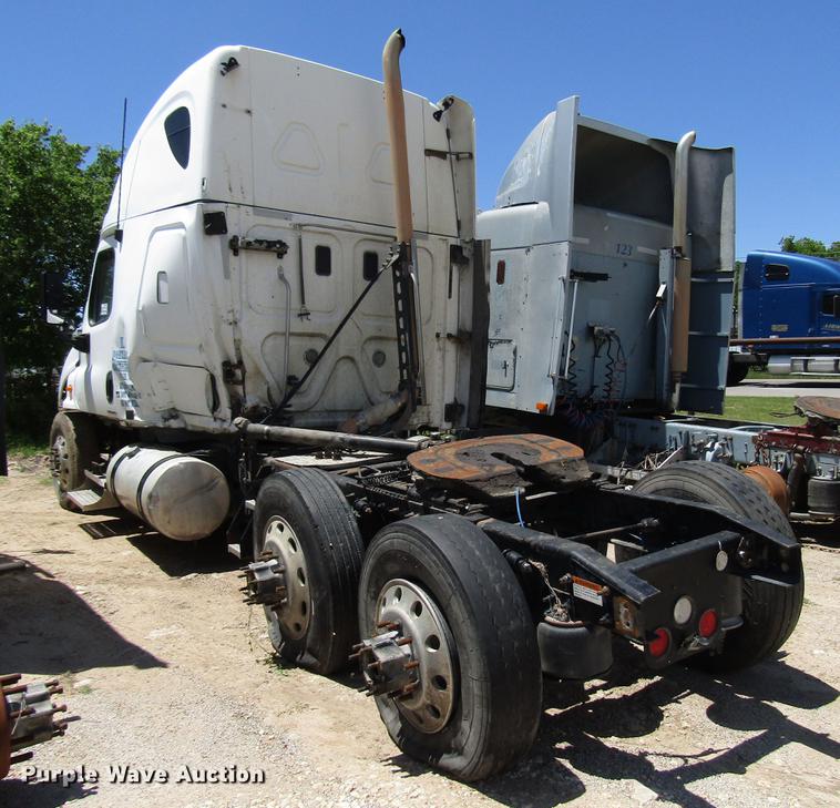 image for item DF8073 2011 Freightliner Cascadia semi truck