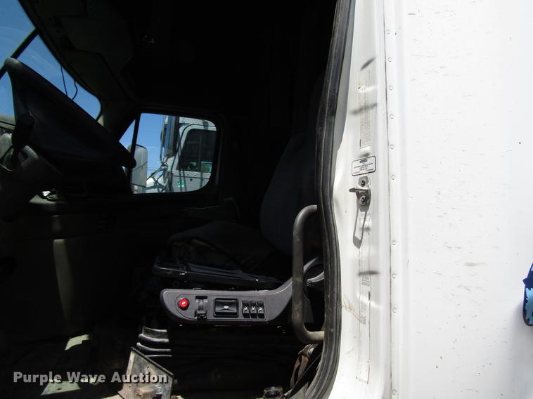 image for item DF8073 2011 Freightliner Cascadia semi truck