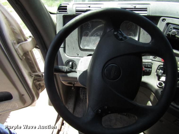 image for item DF8073 2011 Freightliner Cascadia semi truck