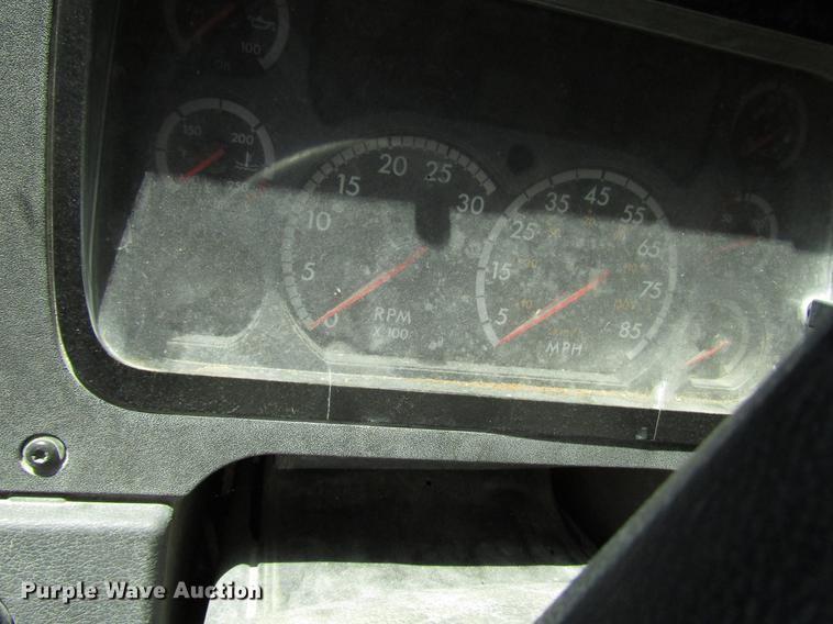 image for item DF8073 2011 Freightliner Cascadia semi truck