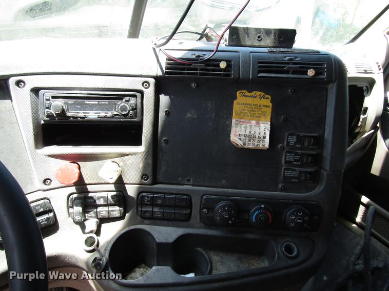 image for item DF8073 2011 Freightliner Cascadia semi truck