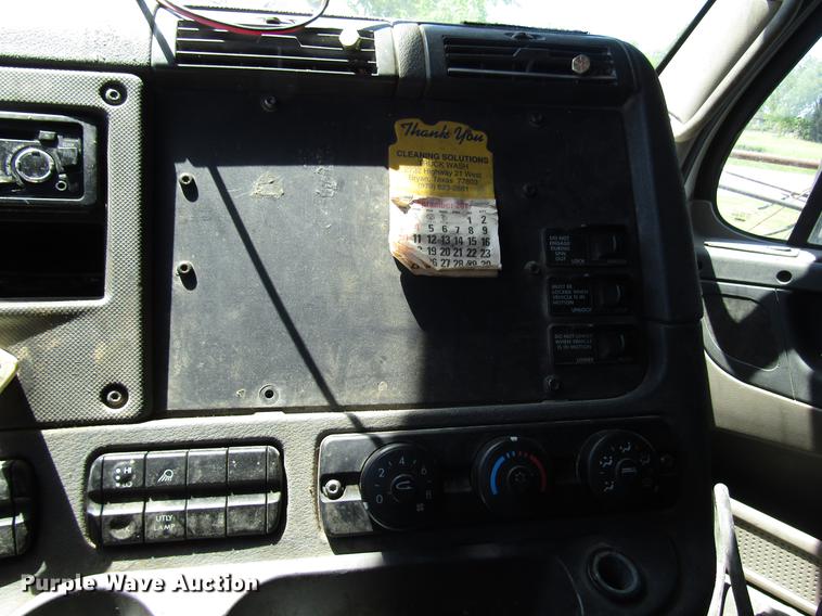 image for item DF8073 2011 Freightliner Cascadia semi truck