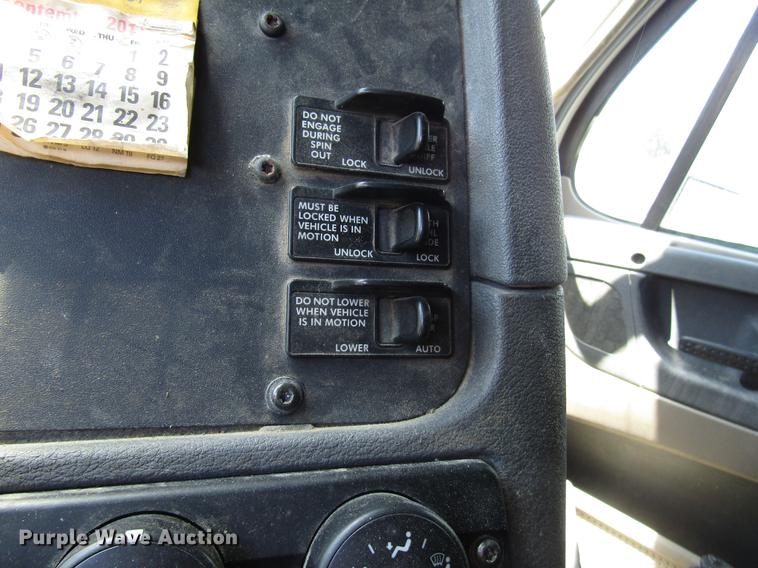 image for item DF8073 2011 Freightliner Cascadia semi truck