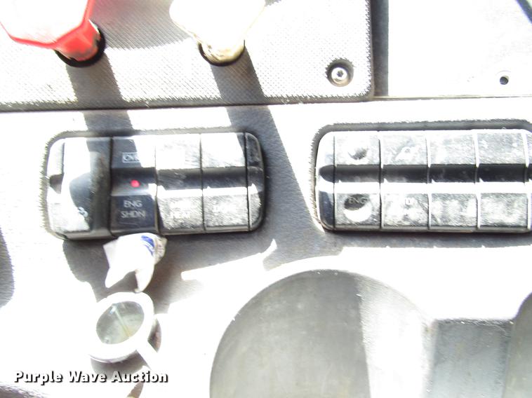 image for item DF8073 2011 Freightliner Cascadia semi truck