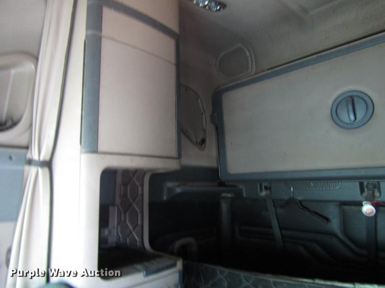 image for item DF8073 2011 Freightliner Cascadia semi truck