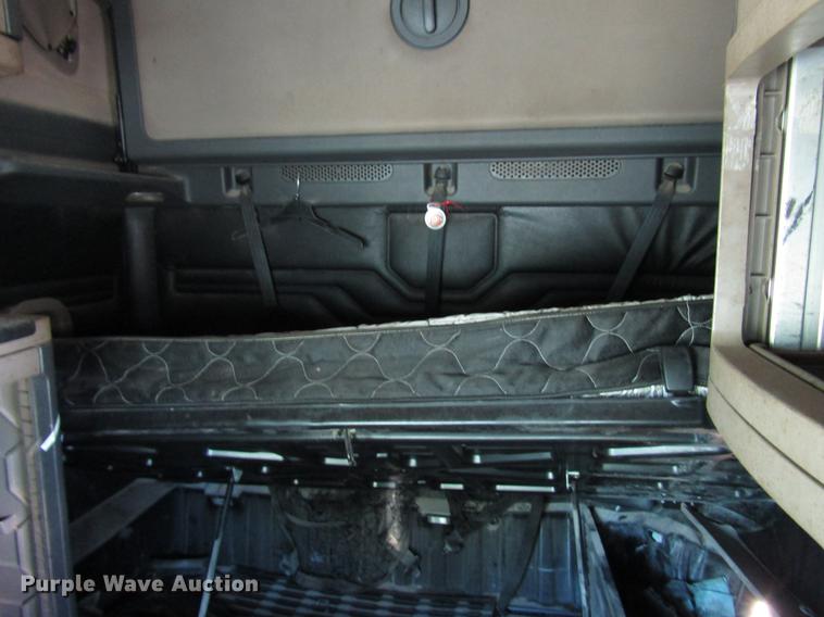 image for item DF8073 2011 Freightliner Cascadia semi truck