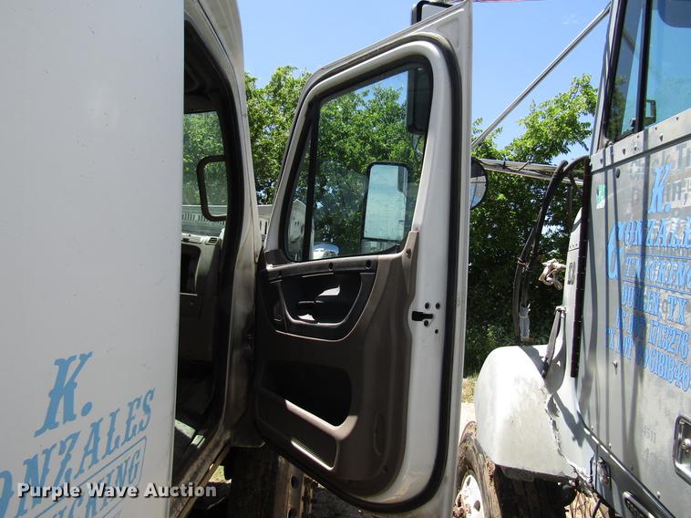 image for item DF8073 2011 Freightliner Cascadia semi truck