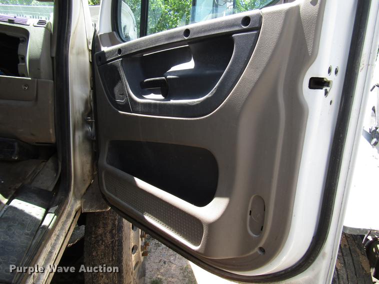 image for item DF8073 2011 Freightliner Cascadia semi truck