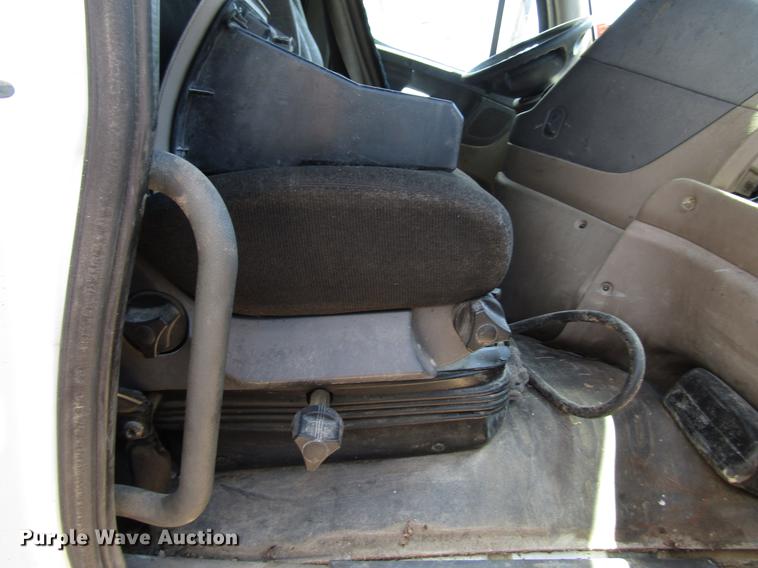 image for item DF8073 2011 Freightliner Cascadia semi truck