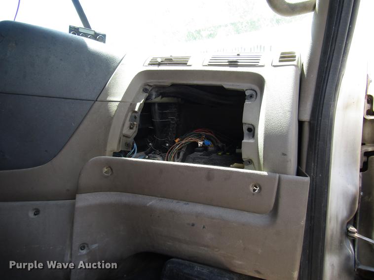 image for item DF8073 2011 Freightliner Cascadia semi truck