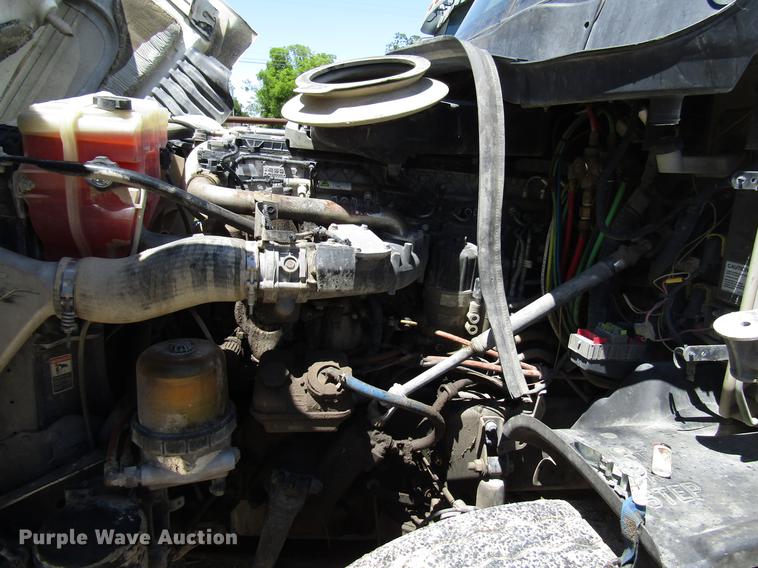 image for item DF8073 2011 Freightliner Cascadia semi truck