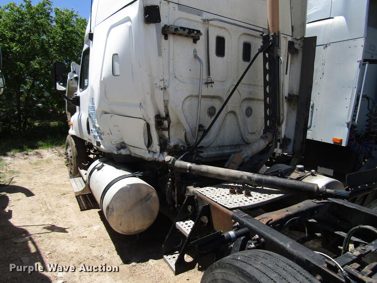 image for item DF8073 2011 Freightliner Cascadia semi truck