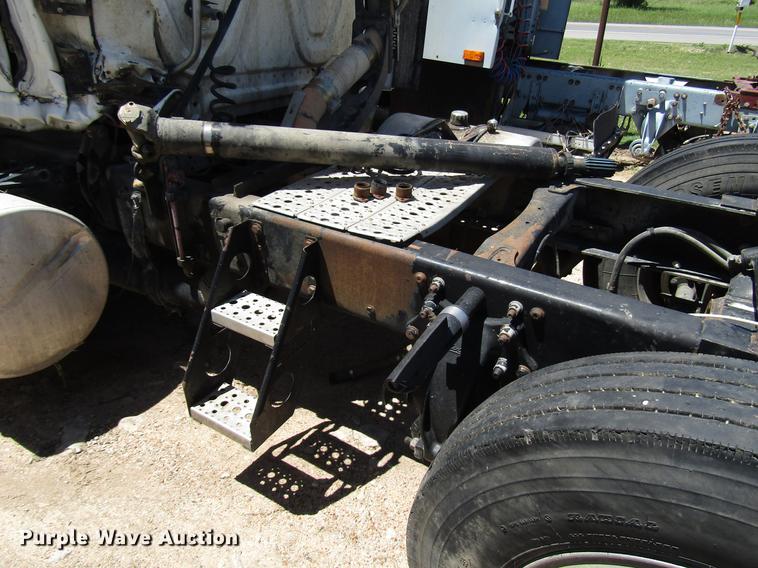 image for item DF8073 2011 Freightliner Cascadia semi truck