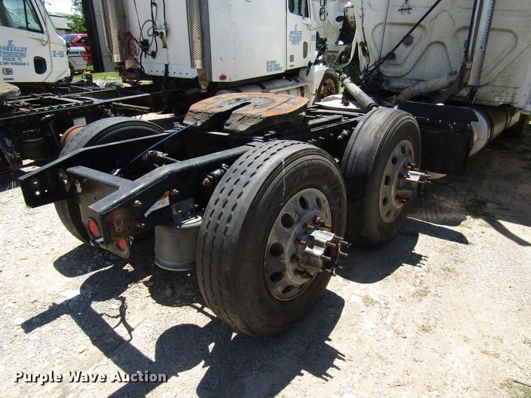 image for item DF8073 2011 Freightliner Cascadia semi truck