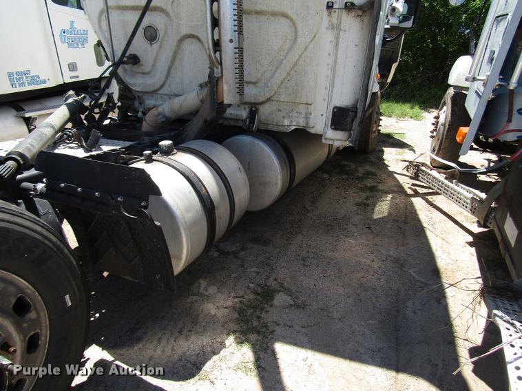 image for item DF8073 2011 Freightliner Cascadia semi truck