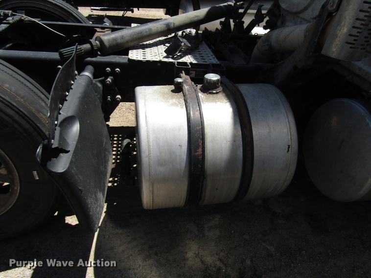 image for item DF8073 2011 Freightliner Cascadia semi truck